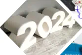 2024 als Sitzhocker stehen aufrecht im Foyer