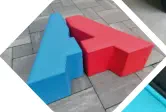 Adito Logo als Sitzgruppe steht auf Terrasse