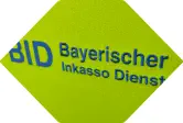 gesticktes blaues Logo auf grünem Kunstlederbezug