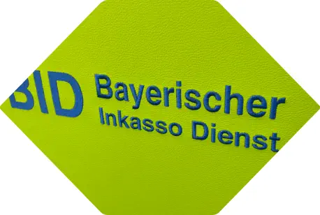 Bestickung des BID Logos im Detail auf einem grünen Sitzelement
