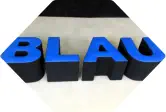 Buchstaben Blau zum darauf Sitzen stehen vor Wand