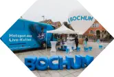 Sitzbuchstaben bilden das Wort Bochum und stehe auf einem Platz in der Stadt