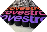 3 bunte Covestro Logos stehen als Sitzgruppe im Raum