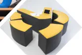 Sitzgruppe in Form des DVAG Logos mit Tablet