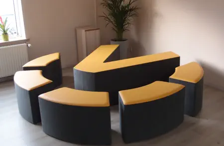 DVAG Logohocker steht im Kundenempfang