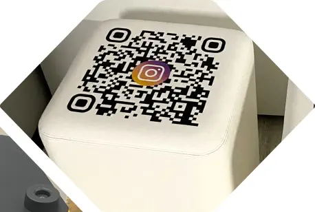 weiße Würfelhocker Element mit QR-Code Aufdruck auf der Sitzfläche