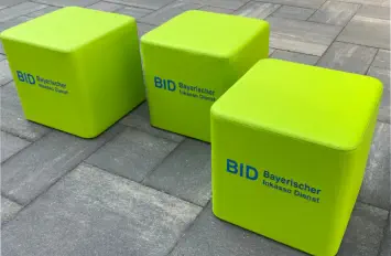 grüne Sitzwürfel mit BID Logo bestickt