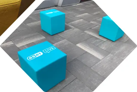 blaue Siitzwürfel mit Eset Logo bedruckt stehen vor Büro