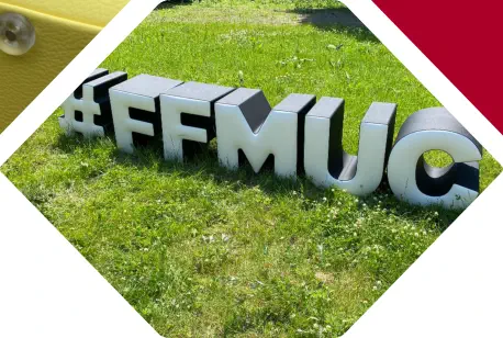 Vollleder Sitzbuchstaben #FFMUC stehen aufrecht in einer Wiese
