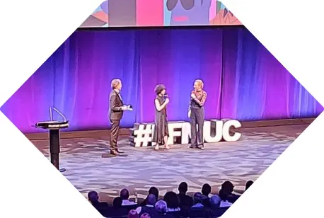 Sitzbuchstaben #FFMUC stehen aufrecht auf Bühne beim Filmfest München