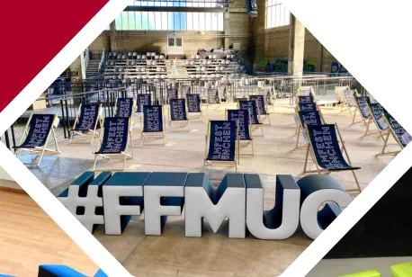 #FFMUC Sitzbuchstaben stehen aufrecht auf einem Event
