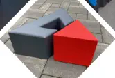 GAP Logo als Hocker-Tisch Kombination steht auf Pflaster