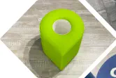 grünes Geotag Symbol als 3D Sitzelement steht im Büro