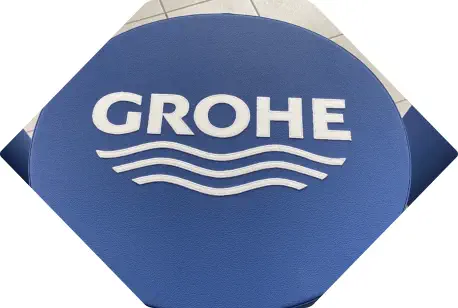 blaues Logohocker Tischelement mit dem Grohe Logo bestickt 