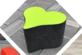 grün-schwarzes Herz Hocker Element steht auf Terrasse