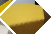 gepolsterte Sitzfläche eines gelben Hexagon Sitzhocker 