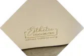 Detaiaufnahme einer Bestickung eines weißen Hocker Elements