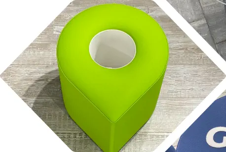 grünes Geotag Sitzelement steht im Raum