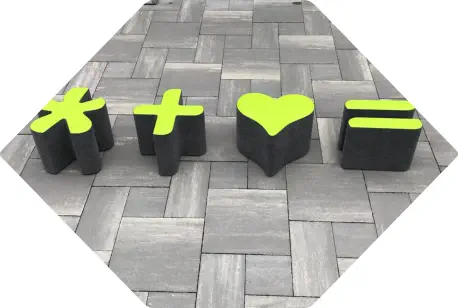 4 grüne Hocker in Stern, Plus-Zeichen, Herz und ist-gleich Form stehen im Freien