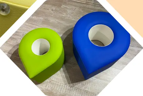 zwei Geotag Elemente als Sitzhocker stehen nebeneinander im Büro