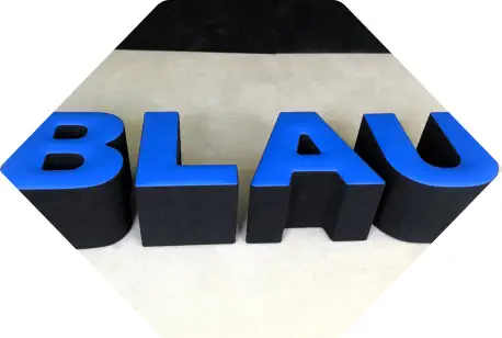 blaue Buchstaben als Sitzhocker stehen in einem Raum