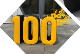 aufrechtstehende 100 als Sitzmöbel steht vor Büro