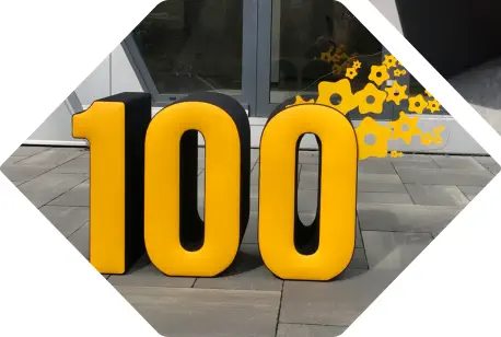 aufrecht stehende Zahlen-Hocker in 100 Form mit Zahnrad Dekoration
