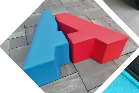 Adito Logo als zweiteilige Sitzgruppe in rot und blau steht auf Platten
