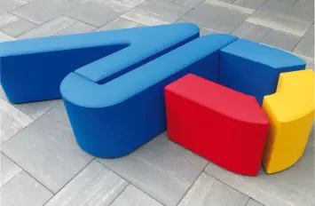 buntes Logo von Advertising Group steht als Logohocker auf einer Terrasse