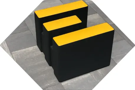 Sitzhocker in Form des Buchstabens E
