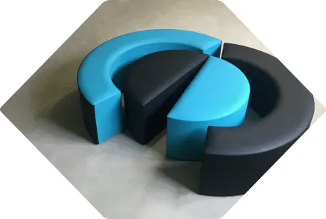 Ingersoll Logo als runde Sitzgruppe in blau und schwarz steht auf Betonboden