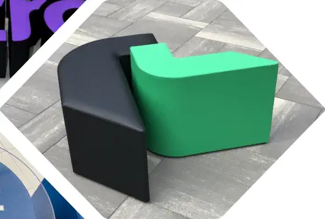 schwarze und grüne Hocker-Tisch Sitzelemente in Form des Kursiv AG Logos 