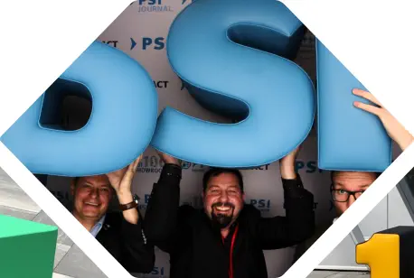 Sitzbuchstaben PSI werden hoch gehalten in einer Fotobox auf der PSI Messe