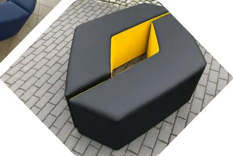 zwei Sitzelemente in Form der Renault Raute mit schwarz und gelben Kunstleder stehen im Freien