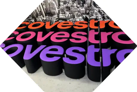 bunte Sitzbuchstaben bilden den Schriftzug Covestro