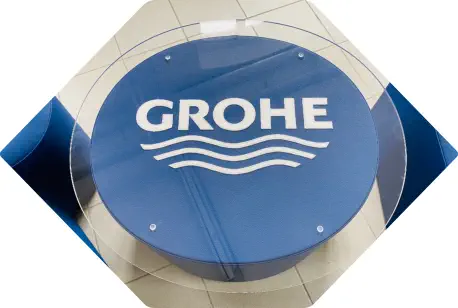 blaues Tischelement mit Grohe Logo Bestickung und Glastischplatte
