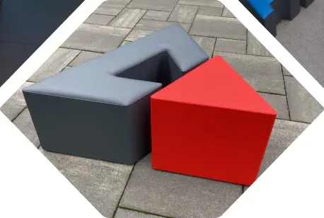 das Logo von GAP als Sitzelement und Beistelltischelement umgesetzt steht auf Terrasse
