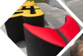 Sitzgruppe in Form des Pfanner Logos mit Detailaufnahme