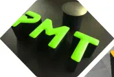 PMT Logo als Sitzgruppe mit rundem Beistelltisch