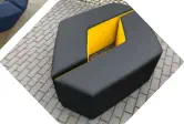Renault Emblem als Sitzgruppe steht auf Pflaster