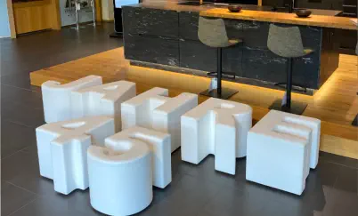 weißer Sitzbuchstaben Schriftzug 45 Jahre steht im Eingangsbereich