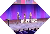 Buchstaben #FFMUC stehen aufrecht auf einer Bühne während einer Veranstaltung