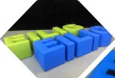 Sitzbuchstaben bilden die Wörter Eilig