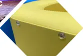Detailaufnahme der Füße eines Sitzbuchstabens
