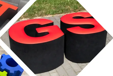 G und S-förmige Sitzhocker stehen in einer Wiese