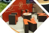 Sitzgruppe aus Buchstaben in N Form auf einer Messe