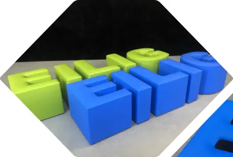 Sitzbuchstaben mit dem Slogan eilig in grün und blau als Dekoration 