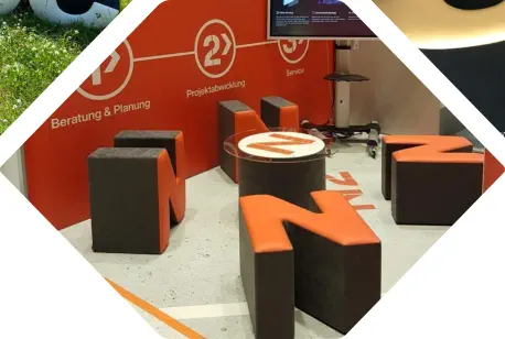 Messestand N-förmigen Buchstaben als Hocker und Beistelltisch mit Firmenlogo