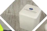 weißer Würfelhocker mit gedruckten LogoHocker Logo 