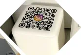 gedruckter QR Code auf einem weißen Sitzwürfel Element